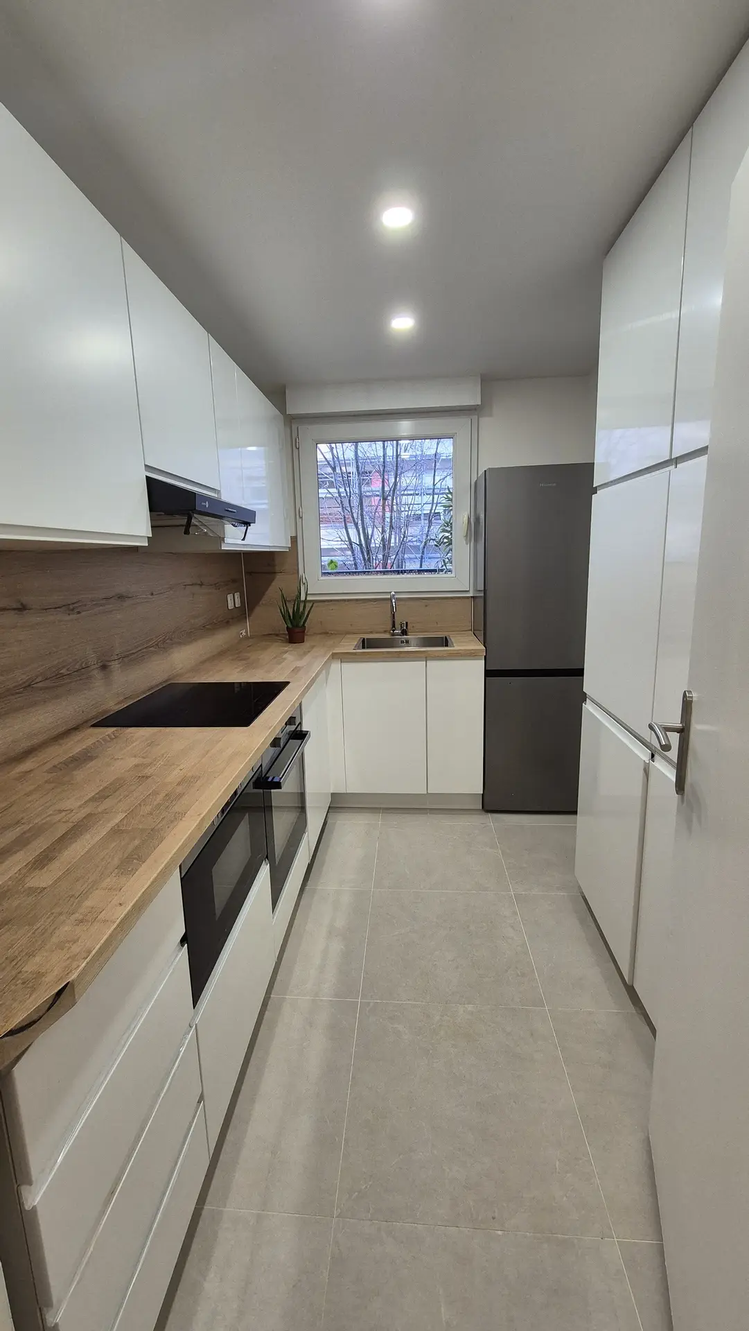 Cuisine moderne blanche & bois — Saint-Denis (93)