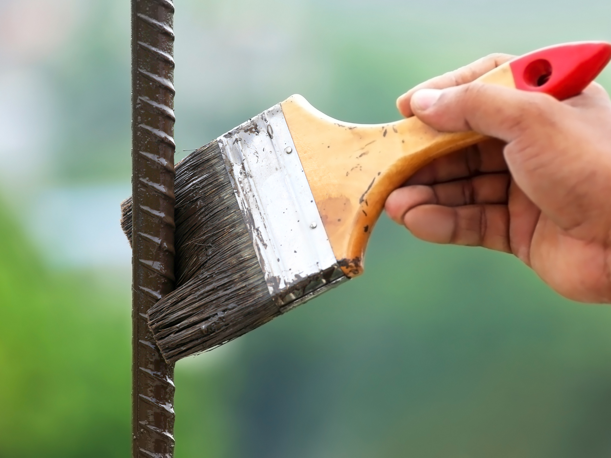 Repeindre une surface métallique : guide pratique pour un résultat durable